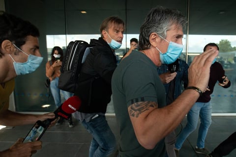 El Barça, en cambio, quiere que cumpla el año que le queda de contrato y se remite a su cláusula de rescisión (700 millones de euros) ya que, según asegura, solo podía marcharse libre si lo comunicaba antes del 10 de junio.