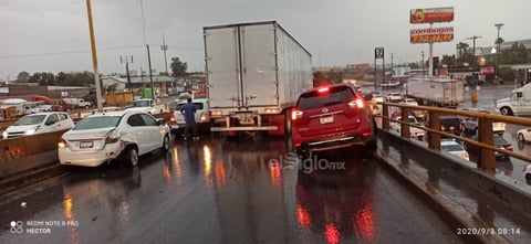 Se registra aparatosa carambola en periférico de Torreón