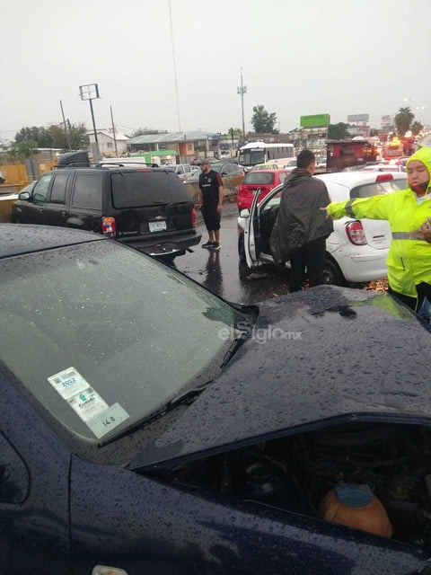 Se registra aparatosa carambola en periférico de Torreón