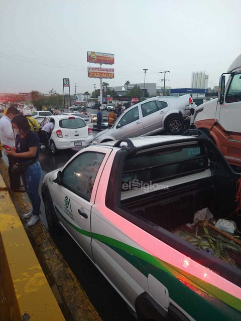 Se registra aparatosa carambola en periférico de Torreón