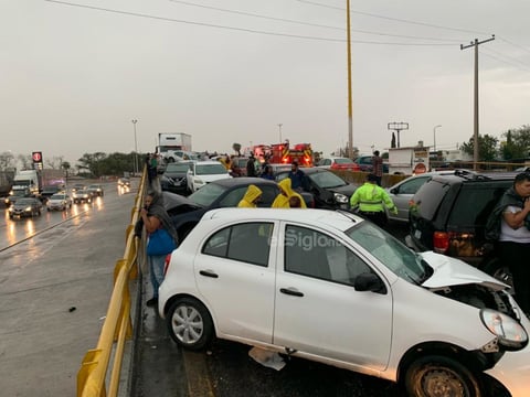 Se registra aparatosa carambola en periférico de Torreón
