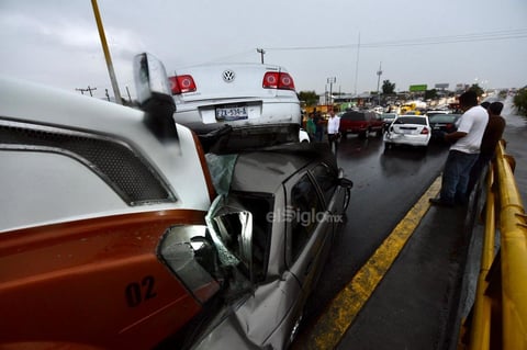 Se registra aparatosa carambola en periférico de Torreón