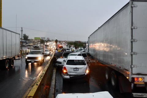 Se registra aparatosa carambola en periférico de Torreón