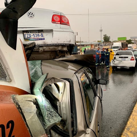 Se registra aparatosa carambola en periférico de Torreón