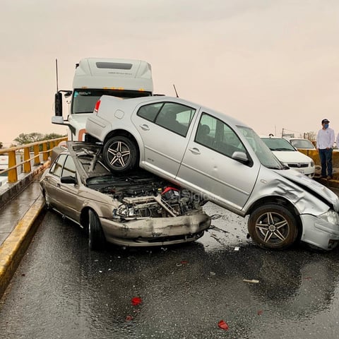Se registra aparatosa carambola en periférico de Torreón