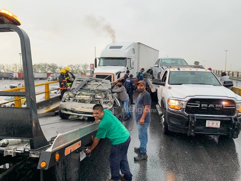 Carambola. En el periférico de Torreón, sobre el puente El Campesino, se registró una carambola donde participaron 14 vehículos y otros tres choques.