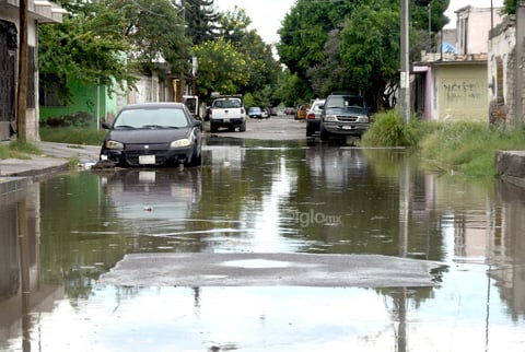 Charcos. En la colonia Lázaro Cárdenas también se presentaron distintos encharcamientos en las vialidades principales del sector.