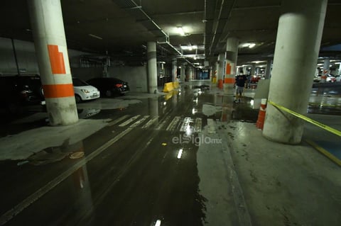 Escurrimientos en presidencia. En el estacionamiento subterráneo de la presidencia municipal se presentaron varios encharcamientos luego de las precipitaciones en la región, las cuales continuarán al menos el día de hoy y mañana.