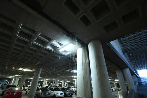 Goteras. Por momentos, la lluvia arreció en la ciudad provocando que se registraran goteras en el estacionamiento de la presidencia municipal de Torreón.