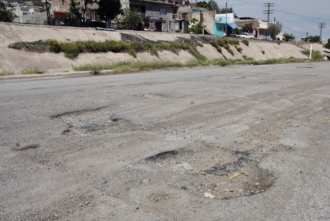 Baches. Los accesos al sector y las principales vialidades de la colonia tienen grandes hoyancos producto de la mala calidad del pavimento.