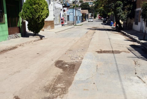 En pausa. La continuación de la introducción del drenaje no fue pavimentada, solo se aplicó una capa de arena que genera un desnivel, volviéndose una molestia para los automovilistas que por ahí circulan.