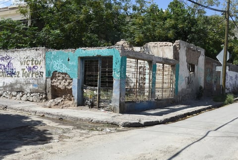 Estructuras. De las diferentes viviendas que una vez lucieron en esta zona, hoy quedan solo los pilares o bases a punto de colapsar.