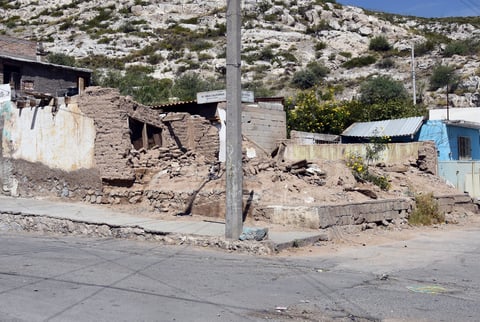 Desplome. Al pie del cerro, muchos hogares se han caído por el abandono, lo que se convierte en un peligro para los peatones del lugar.