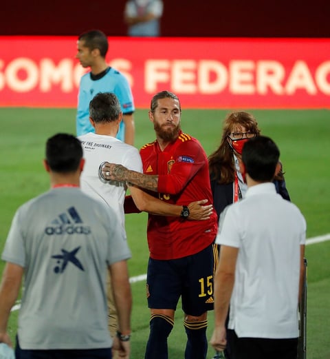España quedó como líder de su grupo, un punto por encima de Ucrania. Alemania, que igualó 1-1 con Suiza ayer, marcha tercero.