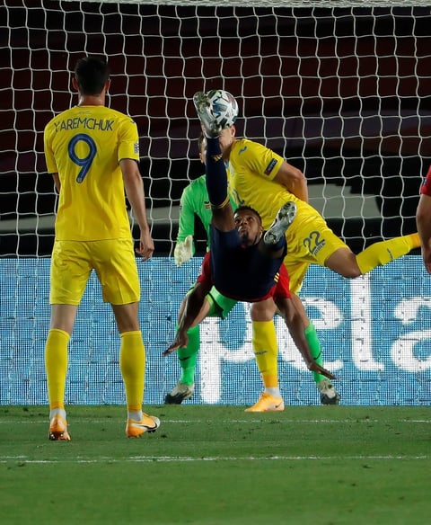 La 'Roja' se salvó de la derrota cuando José Gayà anotó cerca del final para rescatar el empate 1-1 ante Alemania. Pero la victoria fue inapelable ante Ucrania. No habían transcurrido dos minutos cuando Fati hizo acto de presencia al provocar el penal que Ramos rubricó para el 1-0.