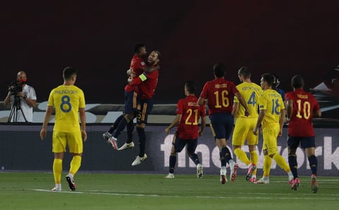 Fati también generó, participó y definió en el tercer tanto, el que le permitió hacer historia como el anotador más joven en la historia de la selección, a sus 17 años y 311 días. Su gol lo logró a los 32 minutos al prender un balón desde larga distancia.