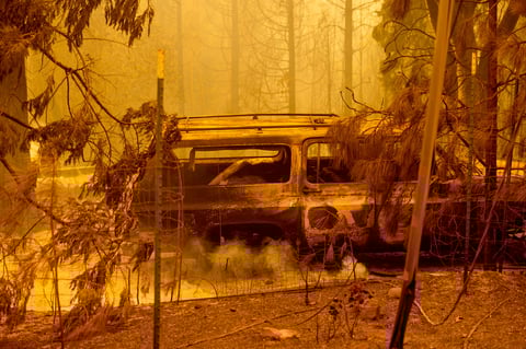 La razón por la cual se da este fenómeno es porque la niebla y el aire frío provenientes del océano impiden que el humo (impulsado por aire caliente) llegue al suelo, y lo mantienen en una capa superior de la atmósfera -paradójicamente, la calidad del aire este miércoles es mejor de en las últimas jornadas-, y este a su vez se encarga de tapar la luz solar.