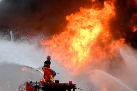 Una gran humareda negra que se eleva sobre el puerto es visible desde toda la ciudad y los bomberos y equipos de la Defensa Civil libanesa están en el lugar extinguiendo el fuego.