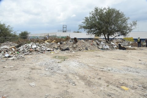 Terrenos particulares, fincas abandonadas y hasta banquetas siguen acumulando los desechos diariamente, desde carromatos de animales, vehículos particulares y hasta camiones materialistas son los principales protagonistas del desorden que prolifera en los sectores habitacionales, algunos incluso se encuentran a pocos metros de los centros autorizados de desecho, las actividades irregulares se realizan incluso a plena luz del día y sin que las autoridades emitan sanciones correspondientes.