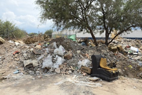 Fue durante 2019 que las autoridades municipales iniciaron su colaboración con la empresa 'Vértice de la Laguna', misma a la que de agosto a diciembre de ese año entregaron la cantidad de 13 millones 338 mil pesos, esto por el servicio de trasladar lo acumulado en ocho centros de transferencia hacia el Cañón del Indio, único punto autorizado para el depósito de escombros y desechos vegetales en la ciudad.