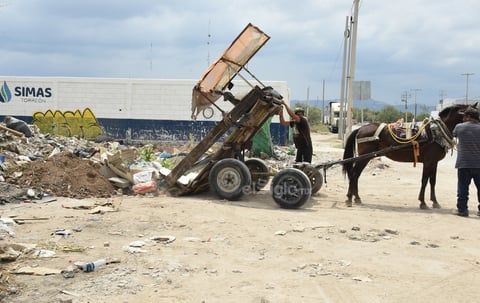 Fue durante 2019 que las autoridades municipales iniciaron su colaboración con la empresa 'Vértice de la Laguna', misma a la que de agosto a diciembre de ese año entregaron la cantidad de 13 millones 338 mil pesos, esto por el servicio de trasladar lo acumulado en ocho centros de transferencia hacia el Cañón del Indio, único punto autorizado para el depósito de escombros y desechos vegetales en la ciudad.
