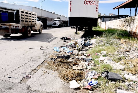 El 'colmo'. Otro de los grandes  basureros es el localizado en la calzada Saltillo 400 entre calle Guerrero y calzada Prof. Ramón Méndez, precisamente a las afueras de un negocio recolector de basura.