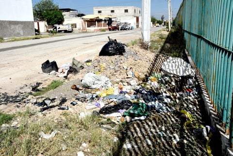 Alrededores. El terreno del antiguo estadio Corona se ha aprovechado para vandalizarlo y convertirlo en un basurero y tiradero de escombro.