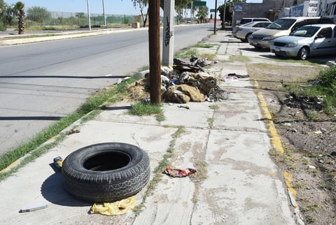 Sin respeto. Una mala práctica es el tirar basura; ejemplo de ello es la acumulada en las banquetas de la Calzada  Profesor Ramón Méndez, donde avientan desde llantas hasta sillones.