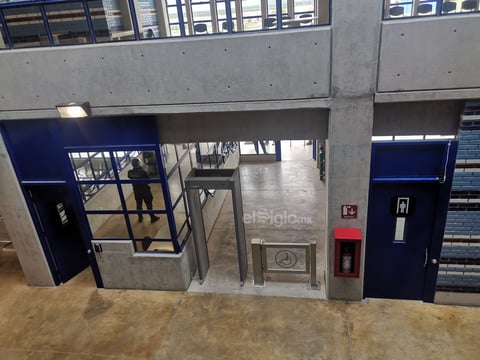 Control. Las puertas tendrán que ser controladas de manera individual y de forma electrónica desde el centro instalado en cada módulo. Las fechas de traslado de los internos se mantendrán bajo secreto de seguridad.