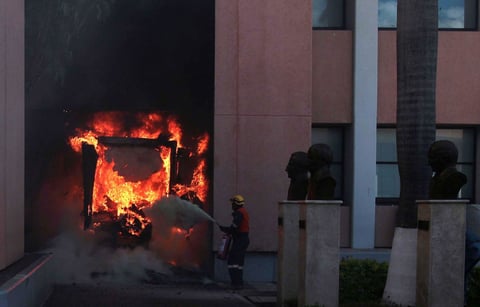 Cerca de cumplirse 6 años del caso Ayotzinapa, protestan en instalaciones de Congreso de Guerrero