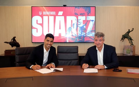 Después formalizó su fichaje y firmó su contrato con el club madrileño para ponerse ya esta misma tarde en la sesión vespertina a las órdenes del cuerpo técnico y completar su primer entrenamiento con el Atlético de Madrid, cuyo traspaso desde el Barcelona se ha cifrado en 6 millones de euros en variables, dependiendo las rondas que alcance el equipo rojiblanco en la Liga de Campeones.