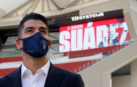 'El Atlético de Madrid ha llegado a un acuerdo con Luis Suárez para convertirse en nuevo jugador rojiblanco. El delantero uruguayo pasó a primera hora de este viernes el pertinente reconocimiento médico en la Clínica Universidad de Navarra y posteriormente firmó su nuevo contrato en el Wanda Metropolitano que le vincula a nuestra entidad para las próximas dos temporadas', anunció la entidad en torno a las 16.20 horas a través en un comunicado oficial en su web.