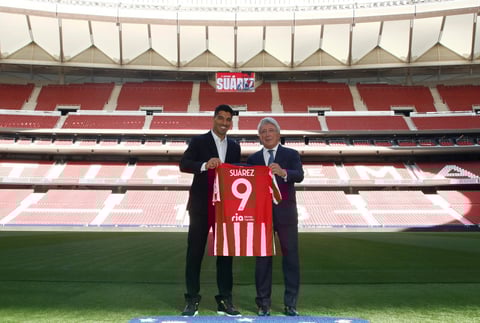 'Con la llegada de Luis Suárez al Atlético de Madrid incorporamos un gran goleador, con una dilatada experiencia en Europa, que siempre se ha caracterizado por su entrega dentro del campo y considerado uno de los mejores en su puesto a nivel mundial', añadió el club rojiblanco.