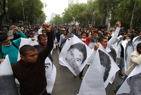Realizan marcha en la CDMX para exigir justicia a 6 años del caso Ayotzinapa