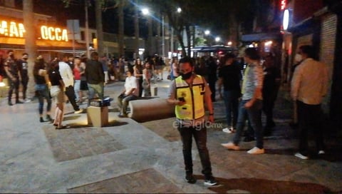 Dispersiones. Largas filas de jóvenes podrían apreciarse esperando poder ingresar a los “antros” que tuvieron que reconvertirse a restaurantes bar. Algunos de estos puntos de concentración fueron dispersados.