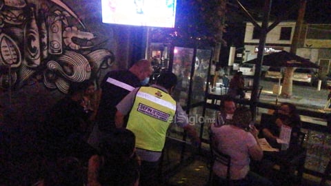 Barreras. Dentro de las implementaciones de los comerciantes están las barreras, acrílicos que ponen entre mesa y mesa para intentar protegerse del virus.