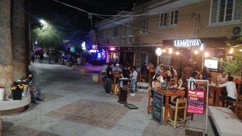 Corredores. El Paseo Morelos volvió a “respirar” luego de varios meses de que la vida nocturna se detuviera por la pandemia del COVID-19, por lo que familias completas se dan cita en lo ancho de esta icónica avenida.