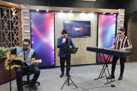 El Siglo de Torreón y reconocidos cantantes de la Comarca Lagunera rindieron un homenaje virtual al llamado “Príncipe de la canción”, el cual ha generado miles de visualizaciones y esta logrando una gran interacción entre los seguidores de la página de Facebook de esta casa editora y de su canal de YouTube.