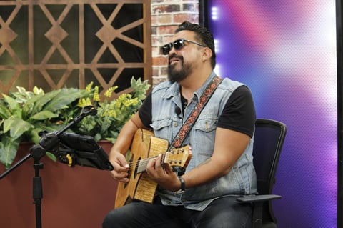 El intérprete, quien está preparando un nuevo material discográfico, recordó que al igual que muchas personas se ha tomado sus copas escuchando los éxitos de José José que ahondan el amor y el desamor.