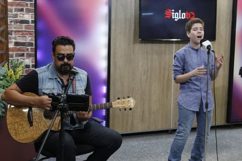 El “Príncipe de la canción” cuenta con fans de todas las edades y para muestra basta un botón. El pequeño Josepi Montaña, hijo de la cantante Chary Aranzabal, es seguidor del legado del intérprete, así que no faltó al tributo.