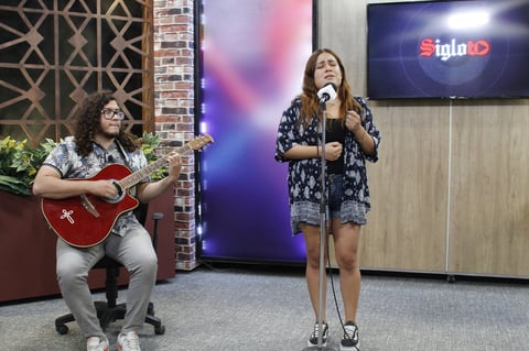 “José José me marcó de muchas maneras.  Creciendo en una casa con la mía, teniendo un papá músico escuchar a José José los fines de semana era de ley. Definitivamente él ha sido mi inspiración” comentó Cárdenas.