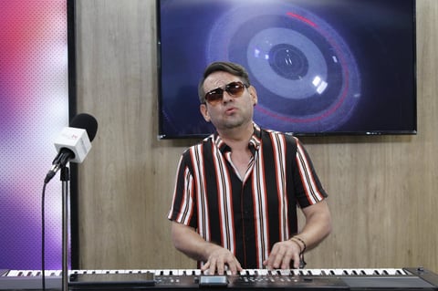 Roberto Alemán, quien acompañó en el piano a Fernando, continuó el espectáculo con la interpretación de Tu primera vez de José María Napoleón. El también integrante del concepto musical de Martes de bohemia y más recordó qué hacía el 28 de septiembre de 2019 cuando murió el “Príncipe de la canción”.