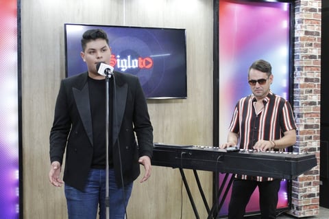 Todavía con la euforia de haber ganado la reciente edición de La Voz Azteca, Sujo fue el encargado de abrir la presentación virtual con una excelente interpretación del tema El amar y el querer de la autoría de Manuel Alejandro.