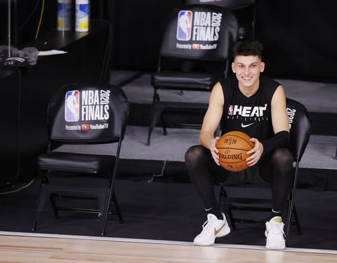 Anthony Davis anotó 34 puntos al debutar en finales,
