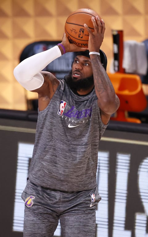 Anthony Davis anotó 34 puntos al debutar en finales,