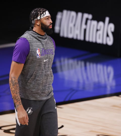 Anthony Davis anotó 34 puntos al debutar en finales,