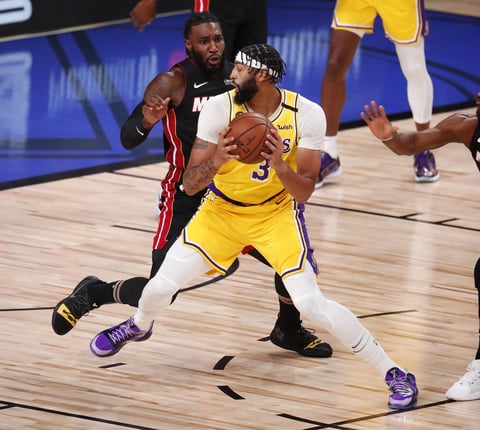 Anthony Davis anotó 34 puntos al debutar en finales,
