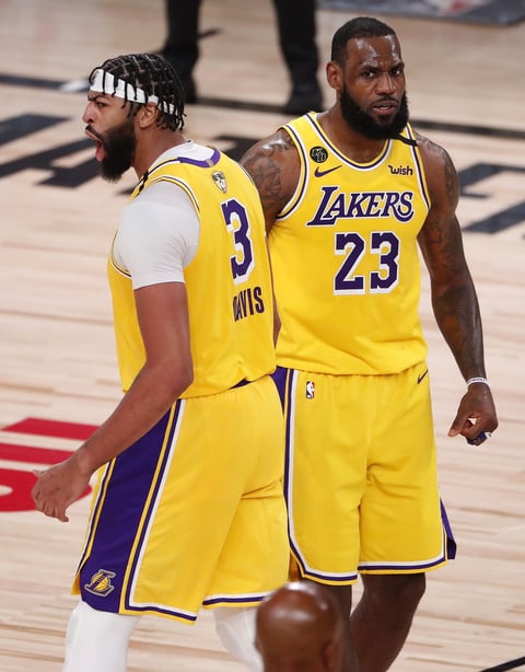 Anthony Davis anotó 34 puntos al debutar en finales,