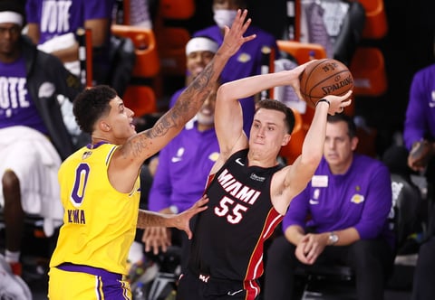 Kentavious Caldwell-Pope añadió 13 tantos, Danny Green sumó 11 y Alex Caruso terminó con 10 para los Lakers, que regresaron a la final tras una ausencia de una década y enviaron un claro mensaje. James y sus equipos tenían foja de 1-8 en el primer encuentro de las finales, con derrotas en cada uno de los últimos siete primeros partidos.