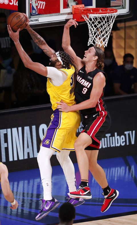 Jimmy Butler se sobrepuso a una torcedura en el tobillo izquierdo y anotó 23 puntos para Miami. el Heat se quedó sin el base Goran Dragic al medio tiempo por una lesión en el pie izquierdo y vio abandonar al pívot estelar Bam Adebayo en el tercer periodo después de que aparentemente se agravó su lesión en el hombro izquierdo.